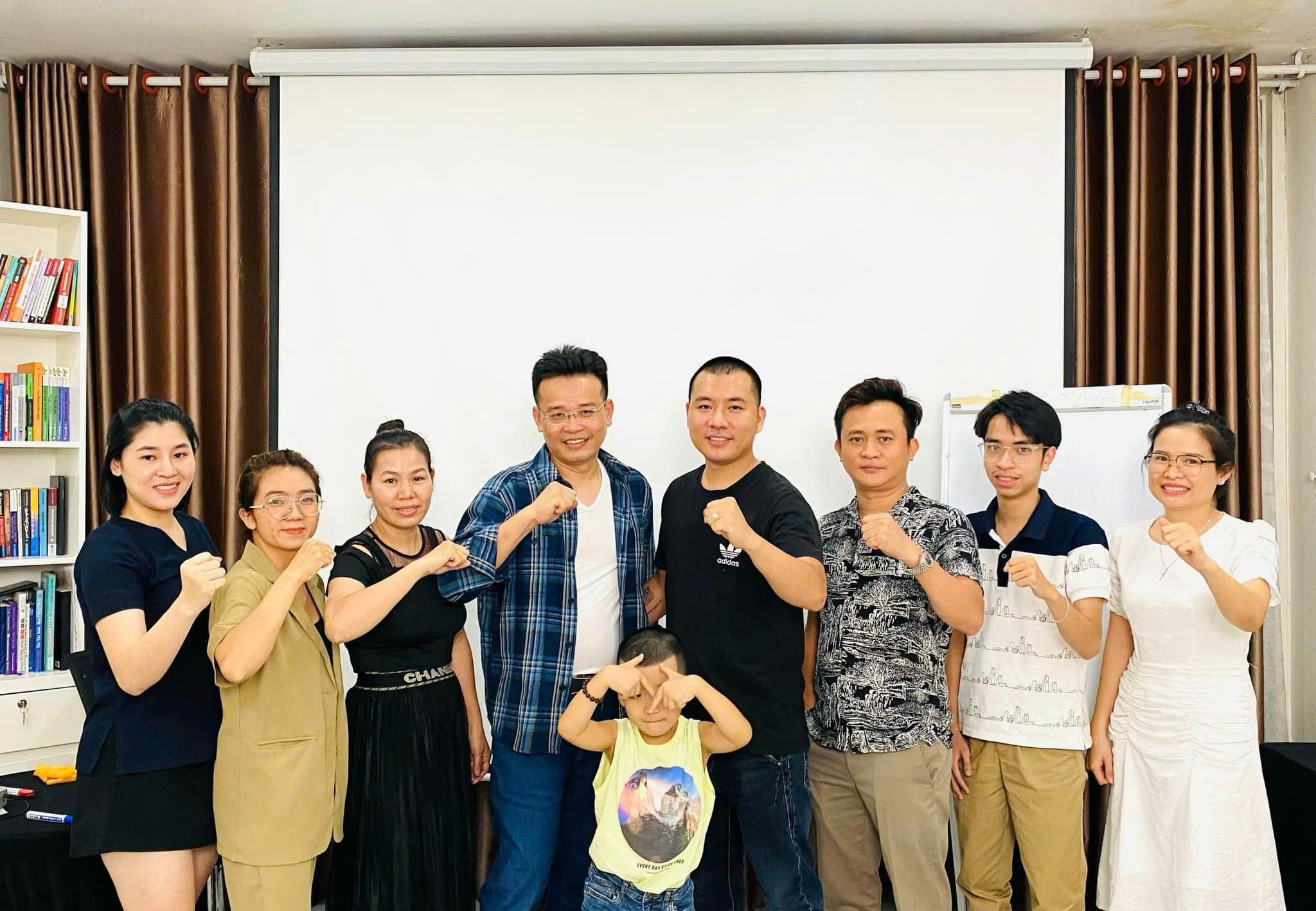 Bùi Thiên Tạo trao đổi và đồng hành cùng học viên