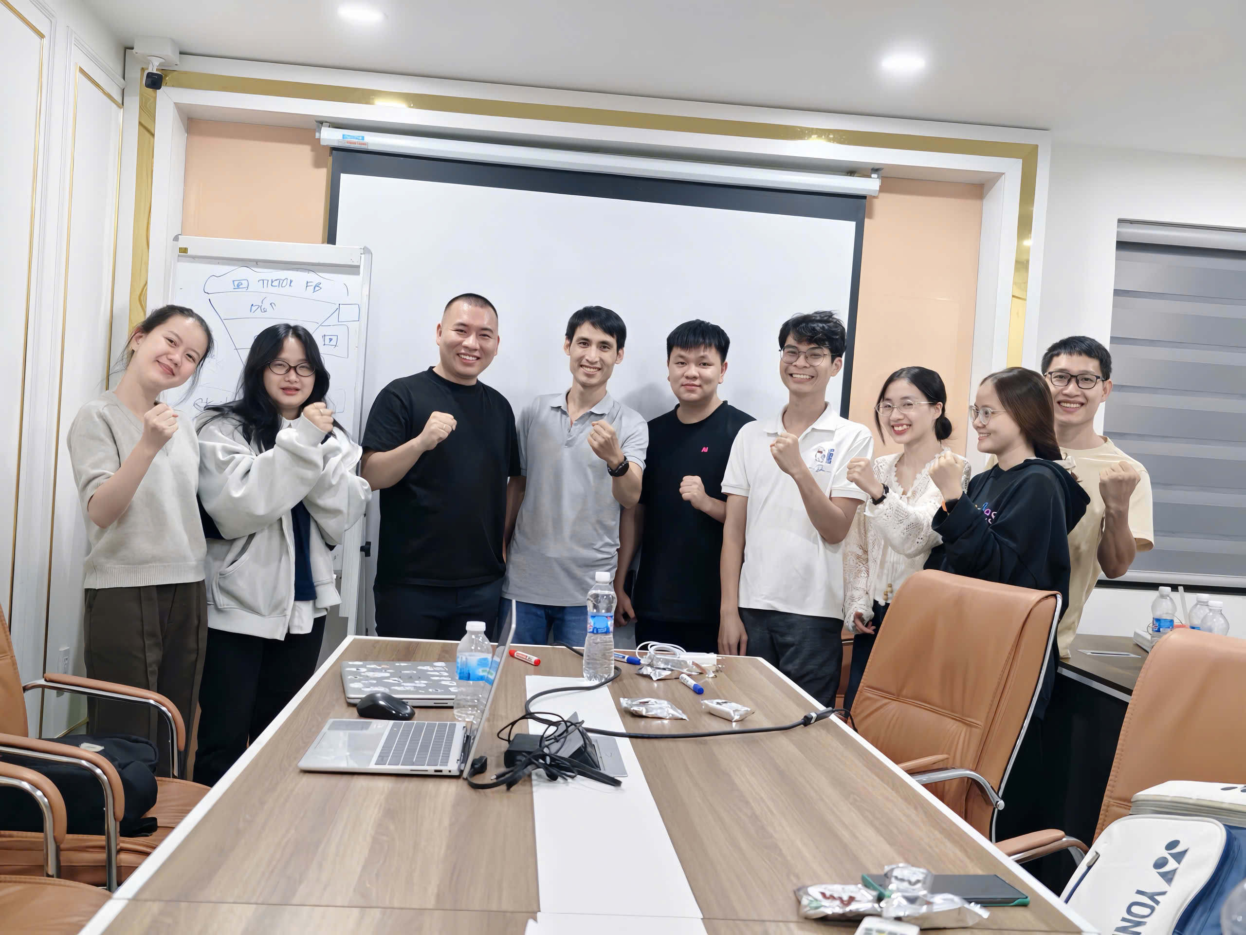 Học viên tập trung thực chiến trong lớp học