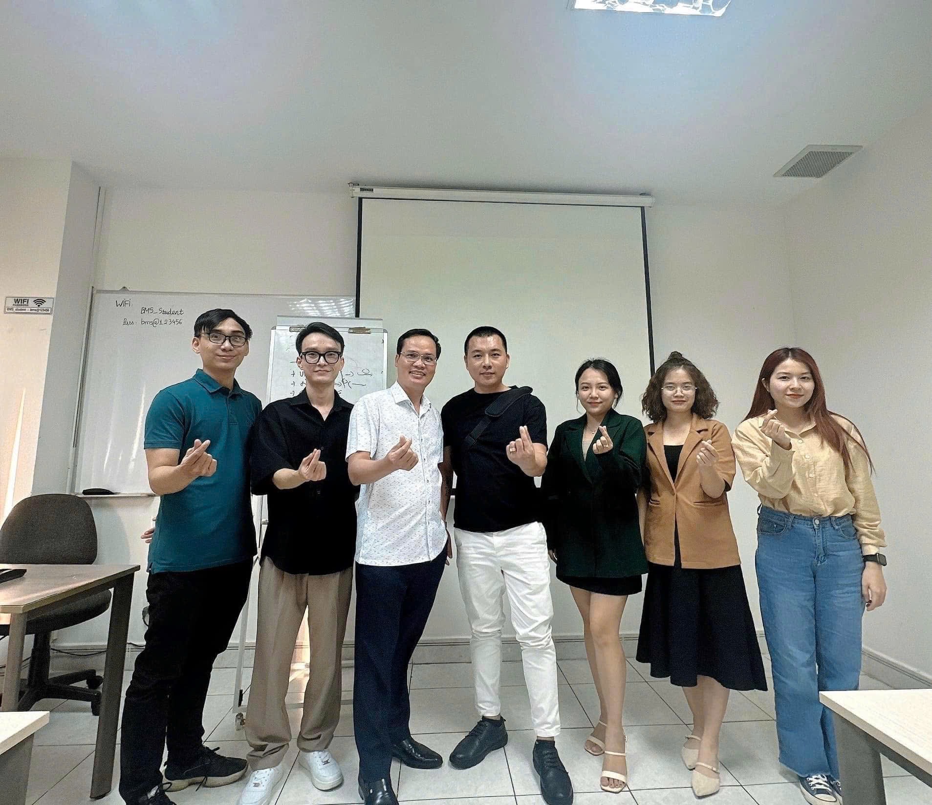 Bùi Thiên Tạo hướng dẫn học viên thực hành trên máy